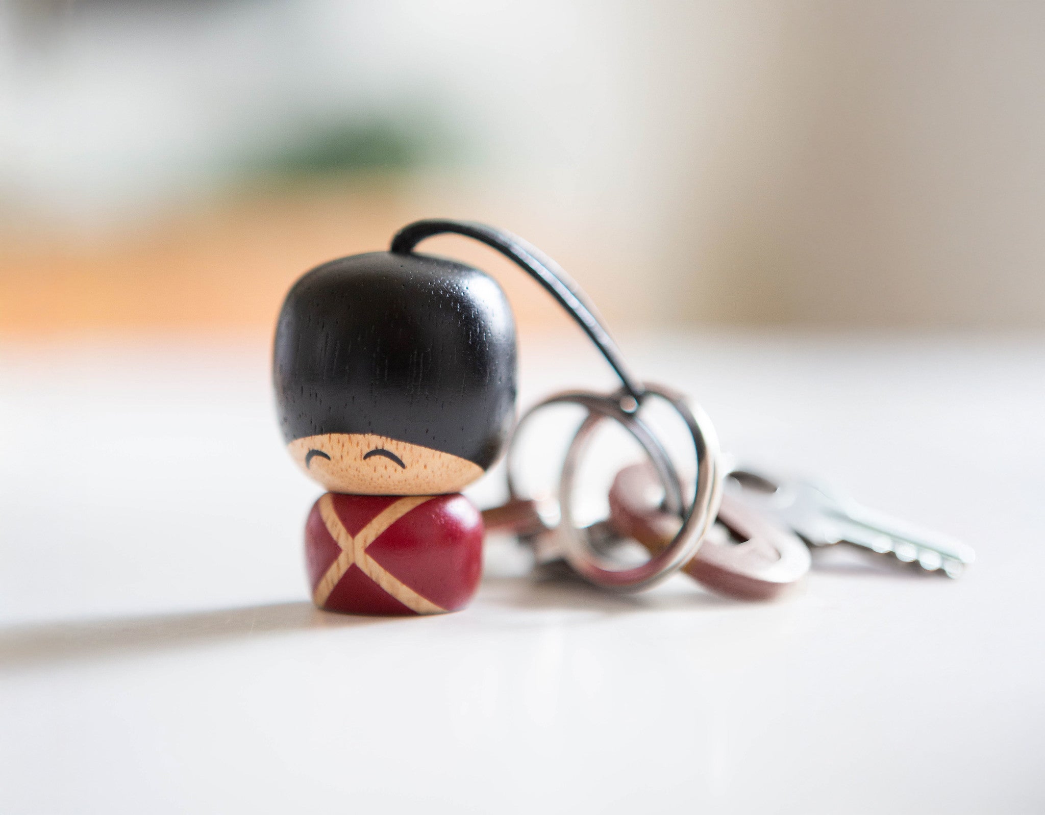 Vincent Gardernøglering på bord. Nøgler sat fast i metalring. Figuren står op, så det er nemt at finde nøglerne. 