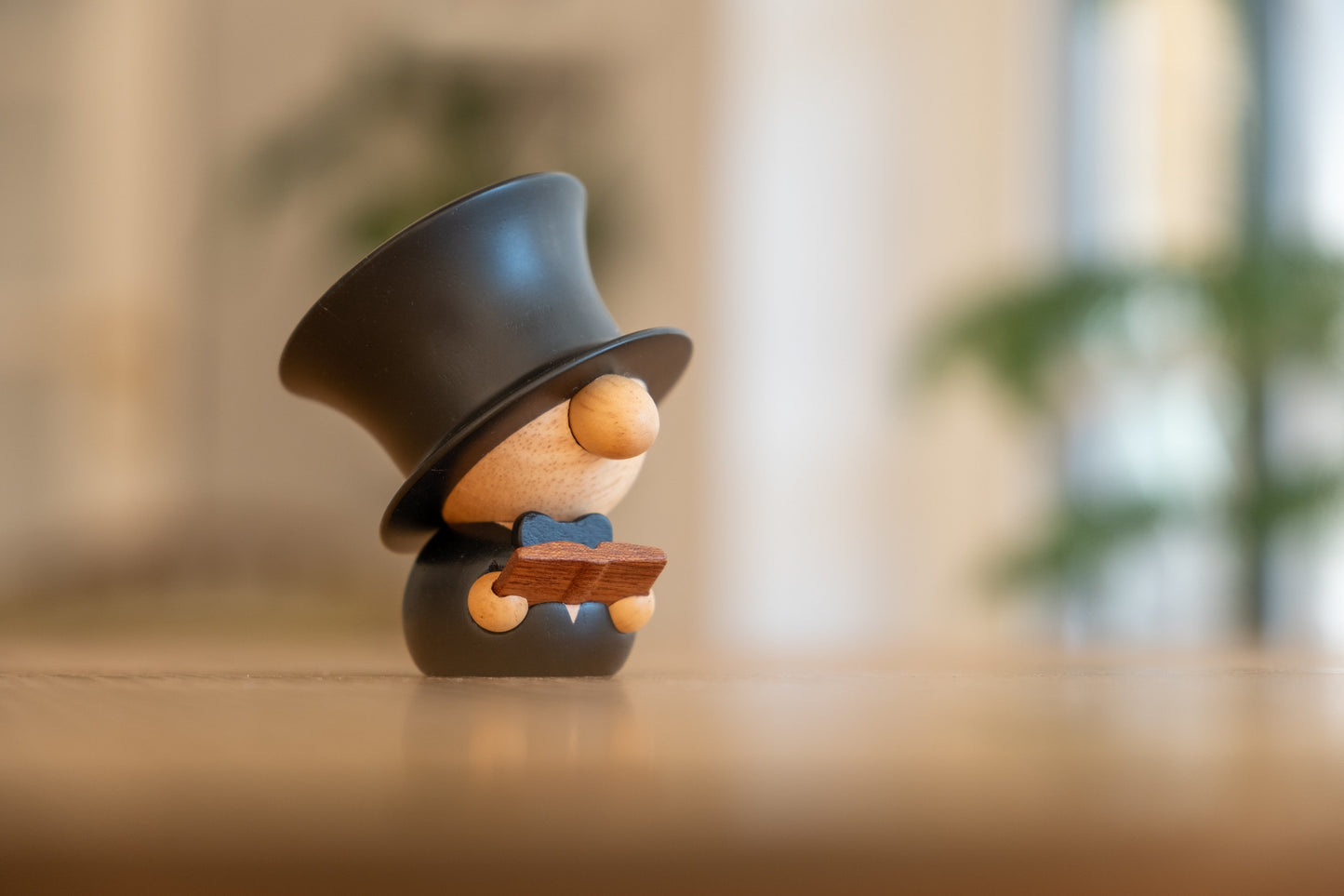 
                  
                    H. C. Andersen figur som pynt i stuen. En dekorativ figur. Klassisk og kulturel stil. 
                  
                